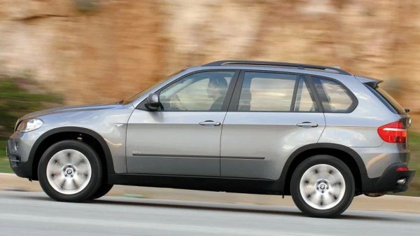 След 80 000-100 000 к, много X5 започват да издават глухи щракащи и чукащи звуци при потегляне или завиване, както и леки вибрации по време на ускорение. С течение на времето звуците се усилват, особено при маневриране при паркиране.

Какво да се направи

Причината е, че шарнирите на карданния вал работят с недостатъчно смазване. С течение на времето смазката се сгъстява или износва и маншоните губят херметичността си. За да се предотврати износването, е важно те редовно да бъдат проверявани, а смазката да се подменя поне на всеки 60 000-70 000 км.

Ако се появи чукащ шум, само подмяната на задвижващия вал може да реши проблема. Ремонтът не бива да се отлага - разхлабените шарнири причиняват вибрации и ускоряват износването на трансмисията.
